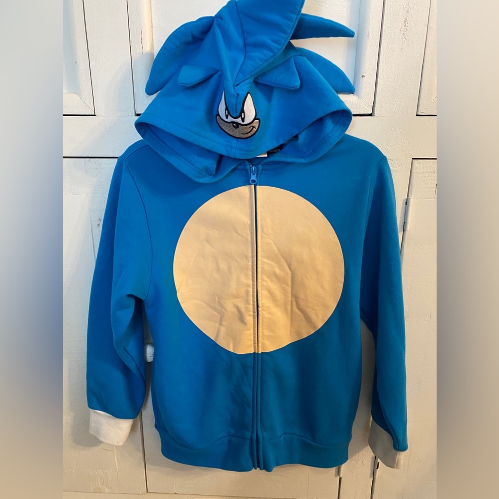 Sonic the hedgehog hoodie size M.